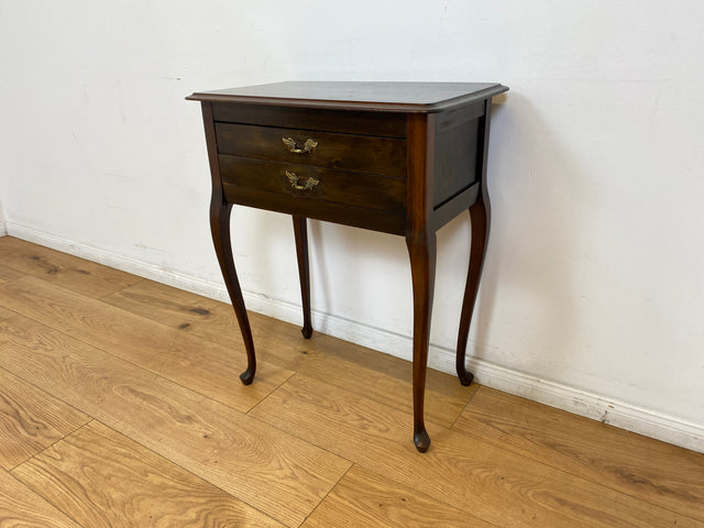 WMK # Elegante und gut erhaltene kleine antike Kommode aus vollem Holz mit Schubladen und geschwungenen Cabriole-Beinen # Beistelltisch Flurkommode Konsole Konsolentisch Barock Chippendale Vintage