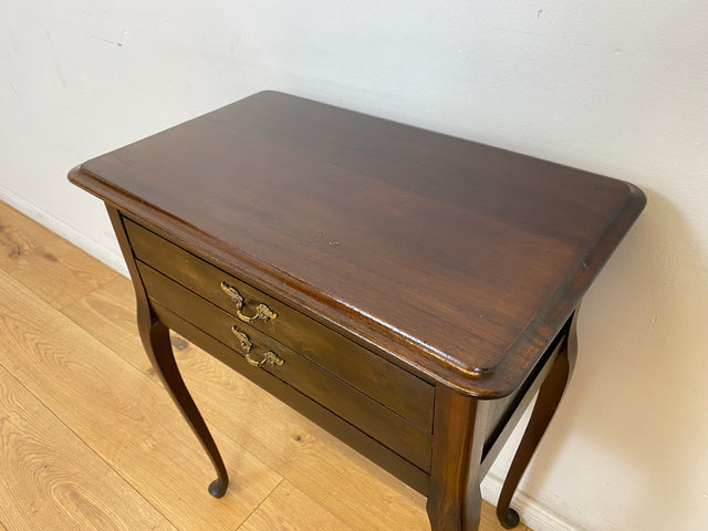 WMK # Elegante und gut erhaltene kleine antike Kommode aus vollem Holz mit Schubladen und geschwungenen Cabriole-Beinen # Beistelltisch Flurkommode Konsole Konsolentisch Barock Chippendale Vintage