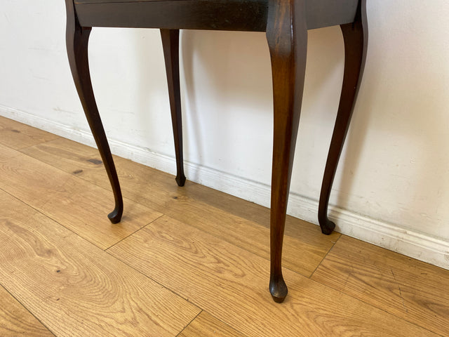 WMK # Elegante und gut erhaltene kleine antike Kommode aus vollem Holz mit Schubladen und geschwungenen Cabriole-Beinen # Beistelltisch Flurkommode Konsole Konsolentisch Barock Chippendale Vintage