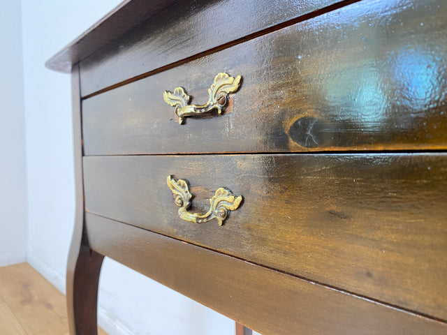 WMK # Elegante und gut erhaltene kleine antike Kommode aus vollem Holz mit Schubladen und geschwungenen Cabriole-Beinen # Beistelltisch Flurkommode Konsole Konsolentisch Barock Chippendale Vintage