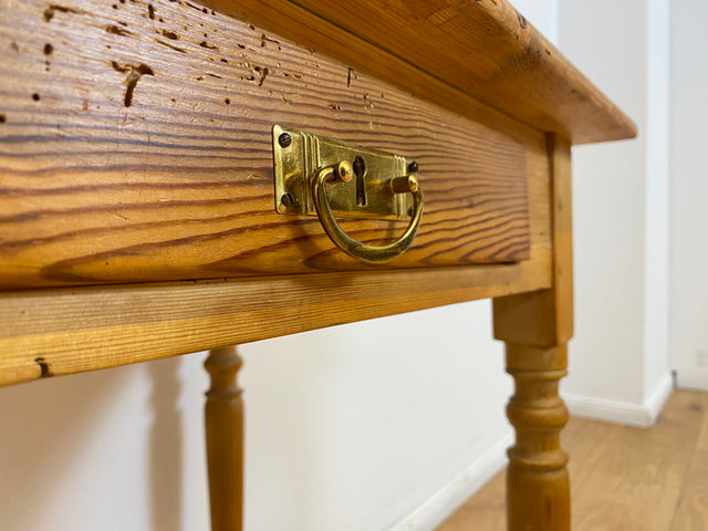 WMK # Hübsche kleine antike Kommode aus vollem Holz mit Schublade und gedrechselten Füßen und Messinggriff # Beistelltisch Flurkommode Konsole Konsolentisch Weichholz Biedermeier Jugendstil Vintage