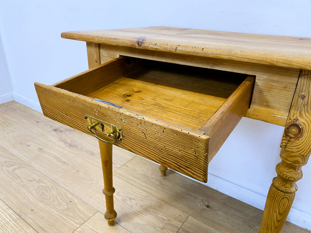 WMK # Hübsche kleine antike Kommode aus vollem Holz mit Schublade und gedrechselten Füßen und Messinggriff # Beistelltisch Flurkommode Konsole Konsolentisch Weichholz Biedermeier Jugendstil Vintage