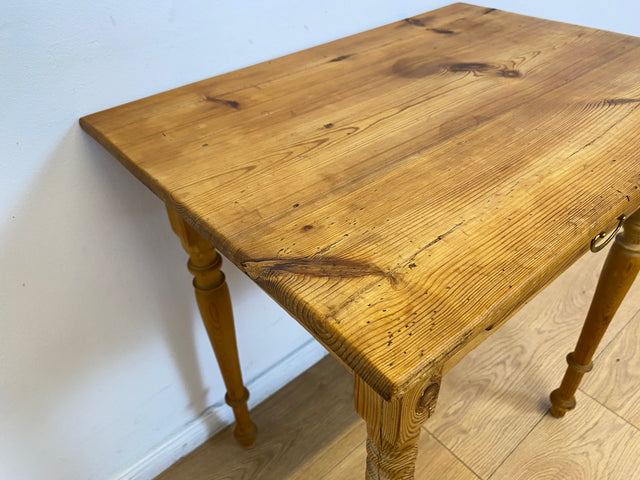 WMK # Hübsche kleine antike Kommode aus vollem Holz mit Schublade und gedrechselten Füßen und Messinggriff # Beistelltisch Flurkommode Konsole Konsolentisch Weichholz Biedermeier Jugendstil Vintage