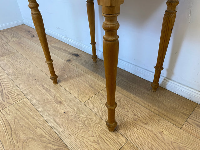 WMK # Hübsche kleine antike Kommode aus vollem Holz mit Schublade und gedrechselten Füßen und Messinggriff # Beistelltisch Flurkommode Konsole Konsolentisch Weichholz Biedermeier Jugendstil Vintage