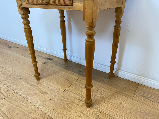 WMK # Hübsche kleine antike Kommode aus vollem Holz mit Schublade und gedrechselten Füßen und Messinggriff # Beistelltisch Flurkommode Konsole Konsolentisch Weichholz Biedermeier Jugendstil Vintage