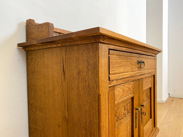 WMK I Besonders schöne, kleine dänische Jugendstil Anrichte aus vollem Eichenholz mit Aufsatz I Schrank Kommode Sideboard Wäschekommode Wickelkommode Antik Gründerzeit Vintage Berlin Leipzig Bayern