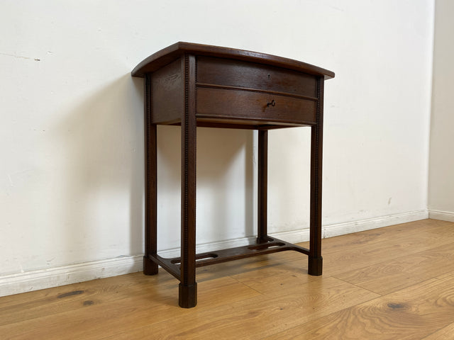 WMK # Formschöne und sehr gut erhaltene kleine dunkle antike Kommode aus vollem Holz mit abschließbaren Schubladen # Beistelltisch Nähkommode Flurkommode Schränkchen Telefontisch Jugendstil Vintage