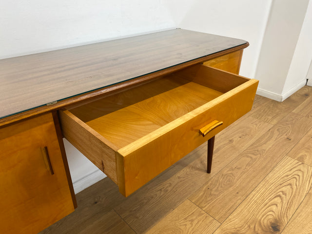 WMK Formschöner und sehr gut erhaltener kleiner Mid-Century Schminktisch von VEB Heidenau mit abnehm. Glasauflage # Frisierkommode Schreibtisch Desk Sekretär Dominia Rockabilly Vintage Retro 50er 60er