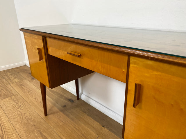 WMK Formschöner und sehr gut erhaltener kleiner Mid-Century Schminktisch von VEB Heidenau mit abnehm. Glasauflage # Frisierkommode Schreibtisch Desk Sekretär Dominia Rockabilly Vintage Retro 50er 60er