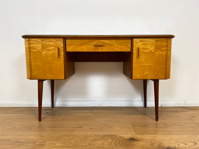 WMK Formschöner und sehr gut erhaltener kleiner Mid-Century Schminktisch von VEB Heidenau mit abnehm. Glasauflage # Frisierkommode Schreibtisch Desk Sekretär Dominia Rockabilly Vintage Retro 50er 60er