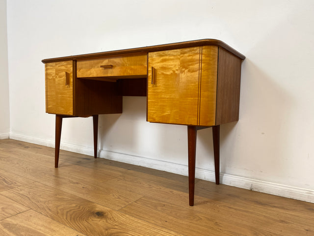 WMK Formschöner und sehr gut erhaltener kleiner Mid-Century Schminktisch von VEB Heidenau mit abnehm. Glasauflage # Frisierkommode Schreibtisch Desk Sekretär Dominia Rockabilly Vintage Retro 50er 60er