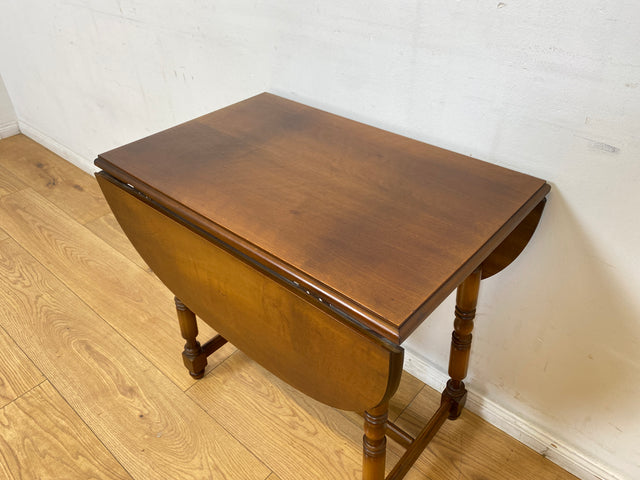 WMK I Versand möglich I Hübscher und gut erhaltener kleiner Vintage Klapptisch I ovaler Tisch Küchentisch Holztisch Esstisch Beistelltisch Couchtisch Ablage Retro Stilmöbel Berlin Leipzig Brandenburg