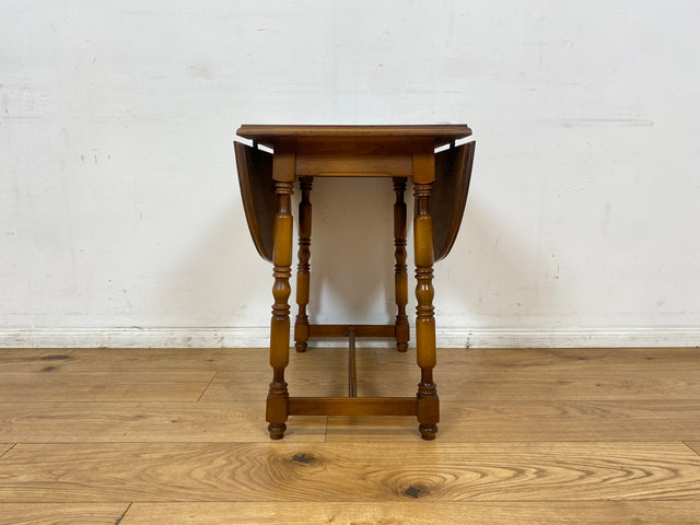 WMK I Versand möglich I Hübscher und gut erhaltener kleiner Vintage Klapptisch I ovaler Tisch Küchentisch Holztisch Esstisch Beistelltisch Couchtisch Ablage Retro Stilmöbel Berlin Leipzig Brandenburg