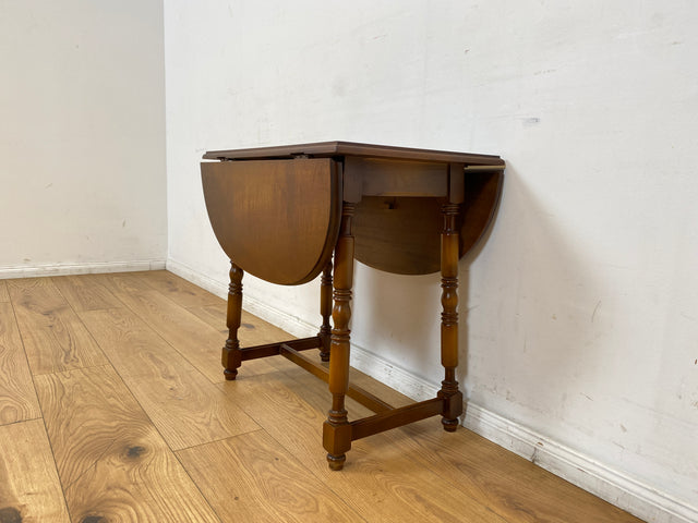 WMK I Versand möglich I Hübscher und gut erhaltener kleiner Vintage Klapptisch I ovaler Tisch Küchentisch Holztisch Esstisch Beistelltisch Couchtisch Ablage Retro Stilmöbel Berlin Leipzig Brandenburg