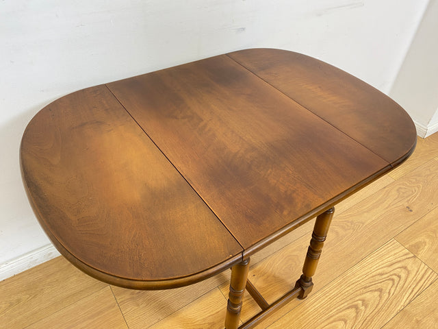 WMK I Versand möglich I Hübscher und gut erhaltener kleiner Vintage Klapptisch I ovaler Tisch Küchentisch Holztisch Esstisch Beistelltisch Couchtisch Ablage Retro Stilmöbel Berlin Leipzig Brandenburg