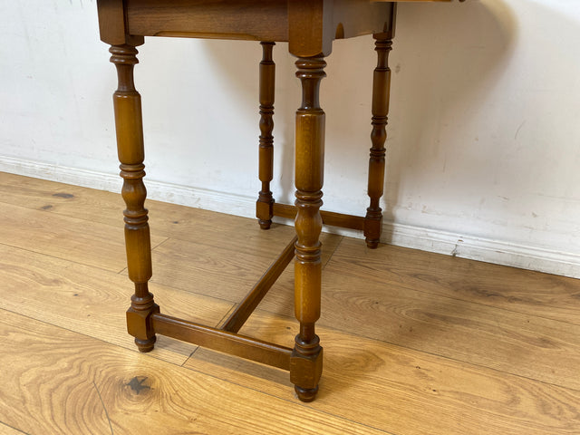 WMK I Versand möglich I Hübscher und gut erhaltener kleiner Vintage Klapptisch I ovaler Tisch Küchentisch Holztisch Esstisch Beistelltisch Couchtisch Ablage Retro Stilmöbel Berlin Leipzig Brandenburg