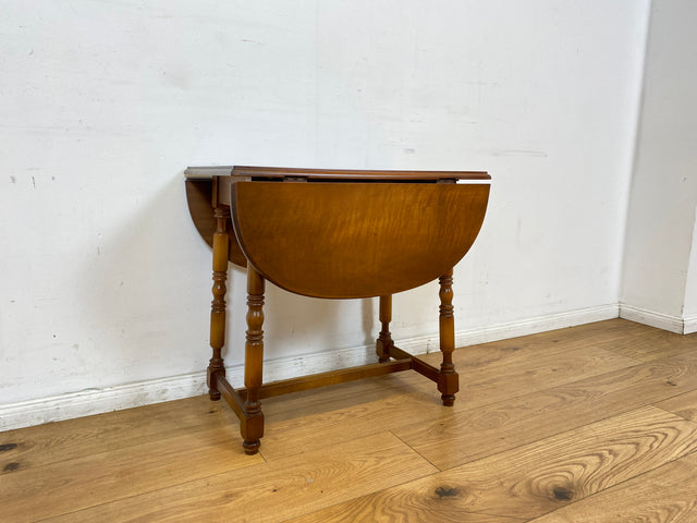 WMK I Versand möglich I Hübscher und gut erhaltener kleiner Vintage Klapptisch I ovaler Tisch Küchentisch Holztisch Esstisch Beistelltisch Couchtisch Ablage Retro Stilmöbel Berlin Leipzig Brandenburg