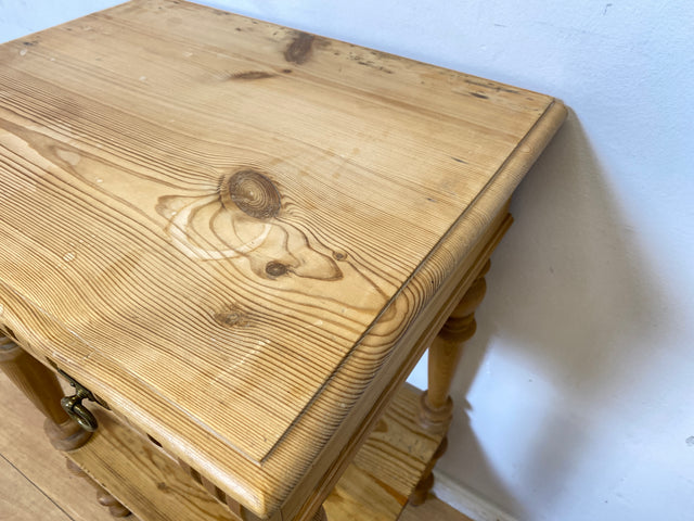 WMK I Wunderschöner kleiner antiker Nähtisch I Vollholz mit Schubladen und handgedrechselten Füßen I Nähkommode Kommode Beistelltisch Flurkommode Weichholz Biedermeier Vintage Berlin Regensburg Bremen