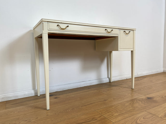 WMK # Sehr hübscher & gut erhaltener kleiner weißer 60er Jahre skandinavischer Schreibtisch , freistellend, mit tollen Messinggriffen # Desk Lady Sekretär Schminktisch Frisiertisch Mid-Century Vintage