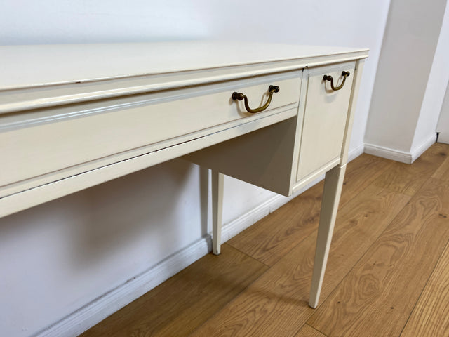 WMK # Sehr hübscher & gut erhaltener kleiner weißer 60er Jahre skandinavischer Schreibtisch , freistellend, mit tollen Messinggriffen # Desk Lady Sekretär Schminktisch Frisiertisch Mid-Century Vintage
