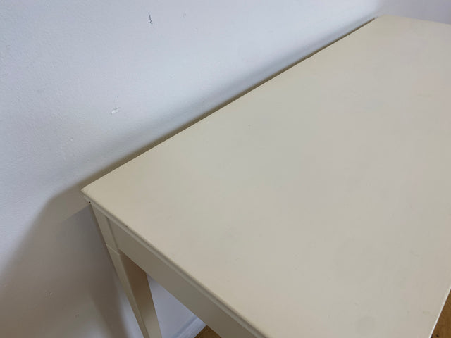 WMK # Sehr hübscher & gut erhaltener kleiner weißer 60er Jahre skandinavischer Schreibtisch , freistellend, mit tollen Messinggriffen # Desk Lady Sekretär Schminktisch Frisiertisch Mid-Century Vintage