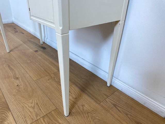WMK # Sehr hübscher & gut erhaltener kleiner weißer 60er Jahre skandinavischer Schreibtisch , freistellend, mit tollen Messinggriffen # Desk Lady Sekretär Schminktisch Frisiertisch Mid-Century Vintage
