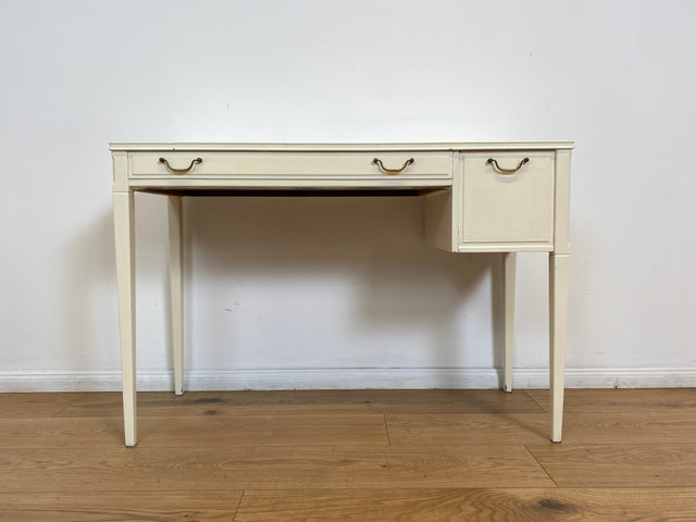 WMK # Sehr hübscher & gut erhaltener kleiner weißer 60er Jahre skandinavischer Schreibtisch , freistellend, mit tollen Messinggriffen # Desk Lady Sekretär Schminktisch Frisiertisch Mid-Century Vintage