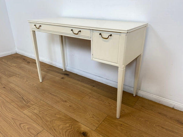 WMK # Sehr hübscher & gut erhaltener kleiner weißer 60er Jahre skandinavischer Schreibtisch , freistellend, mit tollen Messinggriffen # Desk Lady Sekretär Schminktisch Frisiertisch Mid-Century Vintage