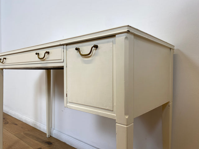 WMK # Sehr hübscher & gut erhaltener kleiner weißer 60er Jahre skandinavischer Schreibtisch , freistellend, mit tollen Messinggriffen # Desk Lady Sekretär Schminktisch Frisiertisch Mid-Century Vintage