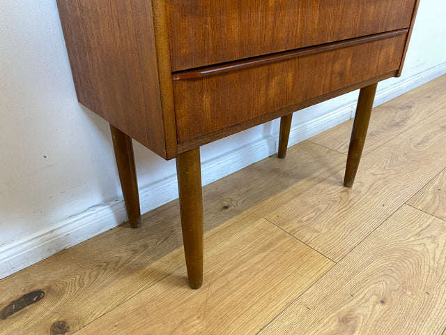 WMK I Stilvolle kleine skandinavische Mid-Century Kommode in Teak Holz mit Schubladen I Schränkchen Sideboard Lowboard Nachttisch Nachtkommode Wäsche Flur Danish Design Vintage Berlin Hamburg Leipzig