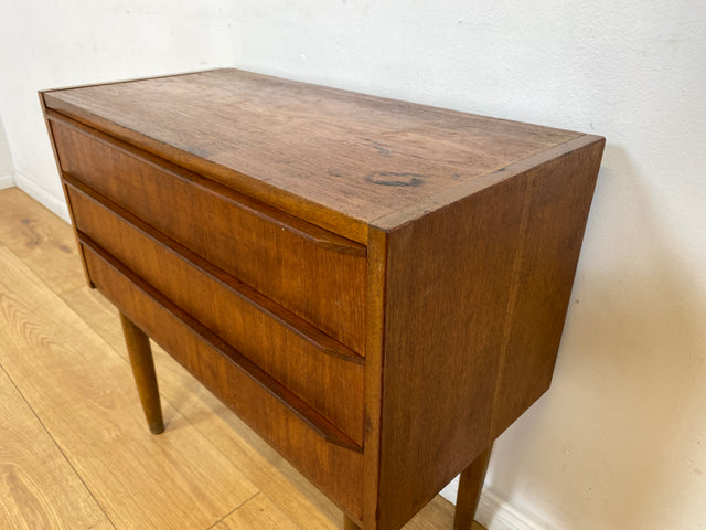 WMK I Stilvolle kleine skandinavische Mid-Century Kommode in Teak Holz mit Schubladen I Schränkchen Sideboard Lowboard Nachttisch Nachtkommode Wäsche Flur Danish Design Vintage Berlin Hamburg Leipzig