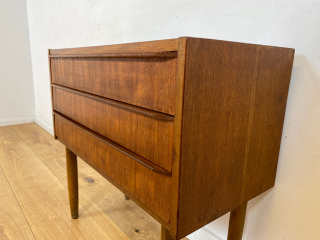 WMK I Stilvolle kleine skandinavische Mid-Century Kommode in Teak Holz mit Schubladen I Schränkchen Sideboard Lowboard Nachttisch Nachtkommode Wäsche Flur Danish Design Vintage Berlin Hamburg Leipzig