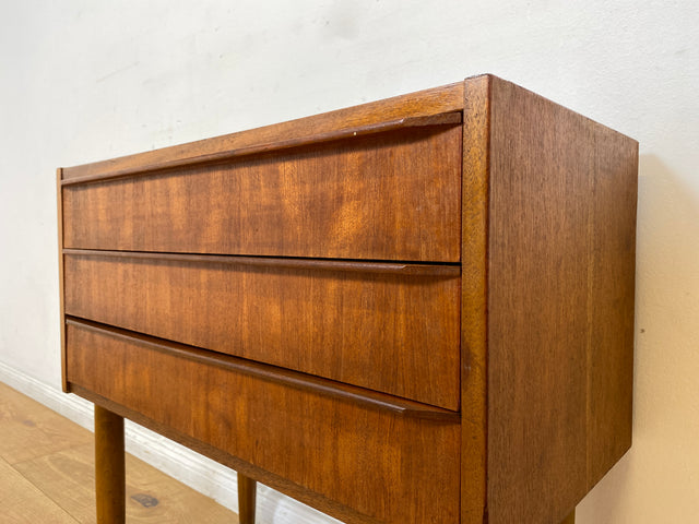 WMK I Stilvolle kleine skandinavische Mid-Century Kommode in Teak Holz mit Schubladen I Schränkchen Sideboard Lowboard Nachttisch Nachtkommode Wäsche Flur Danish Design Vintage Berlin Hamburg Leipzig