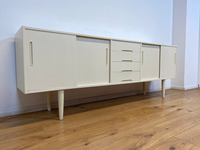 WMK I Stilvolles langes skandinavisches 60er Jahre Sideboard, Vollholz weiß lackiert, mit Schiebetüren I Kommode Schrank Anrichte Bank Vintage Danish Design Mid-Century Berlin Köln Hamburg
