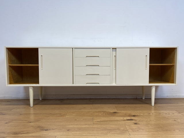 WMK I Stilvolles langes skandinavisches 60er Jahre Sideboard, Vollholz weiß lackiert, mit Schiebetüren I Kommode Schrank Anrichte Bank Vintage Danish Design Mid-Century Berlin Köln Hamburg