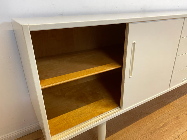 WMK I Stilvolles langes skandinavisches 60er Jahre Sideboard, Vollholz weiß lackiert, mit Schiebetüren I Kommode Schrank Anrichte Bank Vintage Danish Design Mid-Century Berlin Köln Hamburg