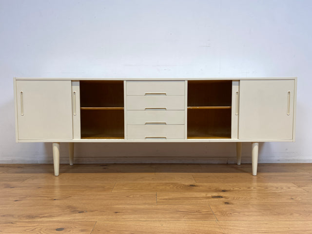 WMK I Stilvolles langes skandinavisches 60er Jahre Sideboard, Vollholz weiß lackiert, mit Schiebetüren I Kommode Schrank Anrichte Bank Vintage Danish Design Mid-Century Berlin Köln Hamburg