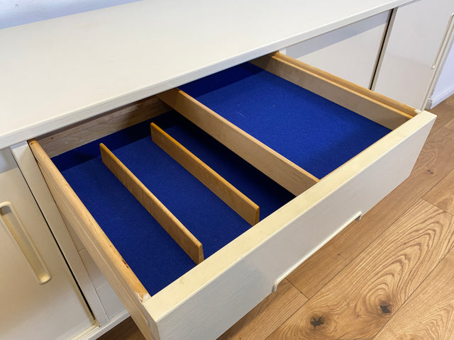 WMK I Stilvolles langes skandinavisches 60er Jahre Sideboard, Vollholz weiß lackiert, mit Schiebetüren I Kommode Schrank Anrichte Bank Vintage Danish Design Mid-Century Berlin Köln Hamburg