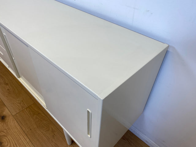 WMK I Stilvolles langes skandinavisches 60er Jahre Sideboard, Vollholz weiß lackiert, mit Schiebetüren I Kommode Schrank Anrichte Bank Vintage Danish Design Mid-Century Berlin Köln Hamburg