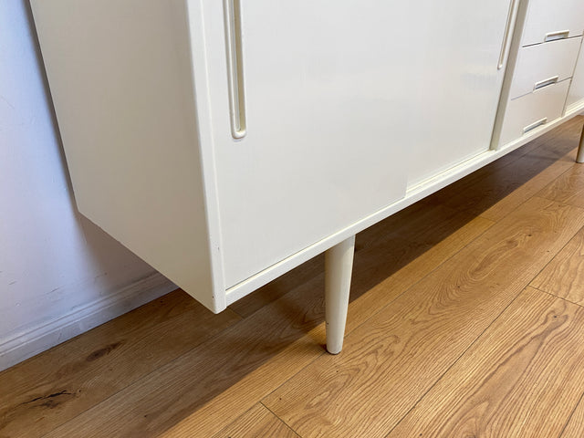 WMK I Stilvolles langes skandinavisches 60er Jahre Sideboard, Vollholz weiß lackiert, mit Schiebetüren I Kommode Schrank Anrichte Bank Vintage Danish Design Mid-Century Berlin Köln Hamburg