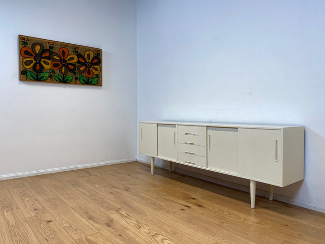 WMK I Stilvolles langes skandinavisches 60er Jahre Sideboard, Vollholz weiß lackiert, mit Schiebetüren I Kommode Schrank Anrichte Bank Vintage Danish Design Mid-Century Berlin Köln Hamburg