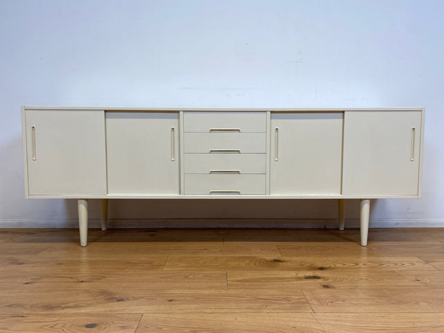 WMK I Stilvolles langes skandinavisches 60er Jahre Sideboard, Vollholz weiß lackiert, mit Schiebetüren I Kommode Schrank Anrichte Bank Vintage Danish Design Mid-Century Berlin Köln Hamburg
