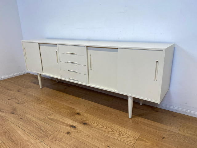 WMK I Stilvolles langes skandinavisches 60er Jahre Sideboard, Vollholz weiß lackiert, mit Schiebetüren I Kommode Schrank Anrichte Bank Vintage Danish Design Mid-Century Berlin Köln Hamburg