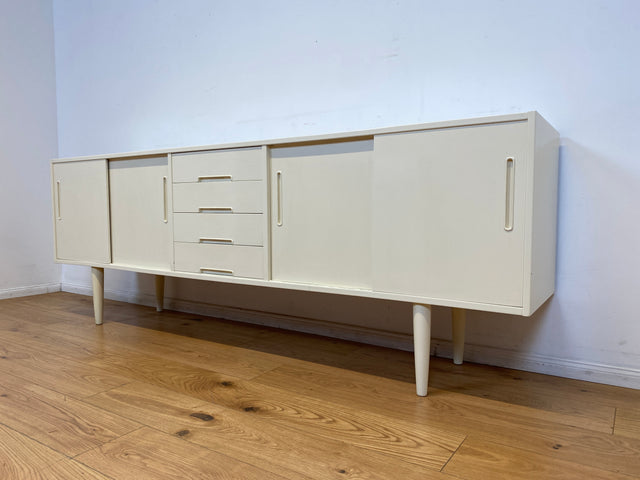 WMK I Stilvolles langes skandinavisches 60er Jahre Sideboard, Vollholz weiß lackiert, mit Schiebetüren I Kommode Schrank Anrichte Bank Vintage Danish Design Mid-Century Berlin Köln Hamburg