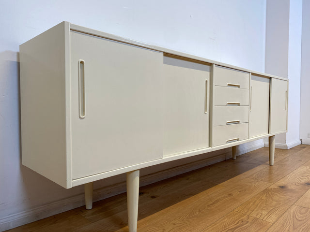 WMK I Stilvolles langes skandinavisches 60er Jahre Sideboard, Vollholz weiß lackiert, mit Schiebetüren I Kommode Schrank Anrichte Bank Vintage Danish Design Mid-Century Berlin Köln Hamburg