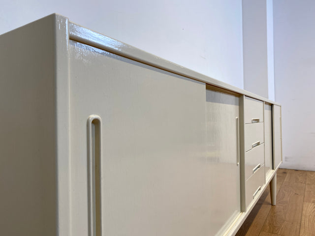 WMK I Stilvolles langes skandinavisches 60er Jahre Sideboard, Vollholz weiß lackiert, mit Schiebetüren I Kommode Schrank Anrichte Bank Vintage Danish Design Mid-Century Berlin Köln Hamburg
