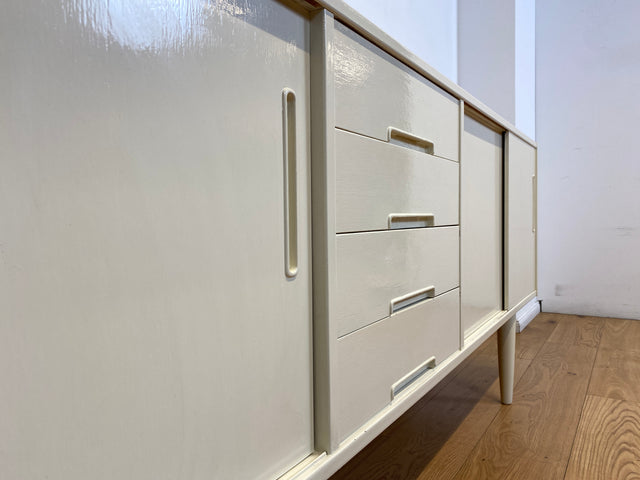 WMK I Stilvolles langes skandinavisches 60er Jahre Sideboard, Vollholz weiß lackiert, mit Schiebetüren I Kommode Schrank Anrichte Bank Vintage Danish Design Mid-Century Berlin Köln Hamburg