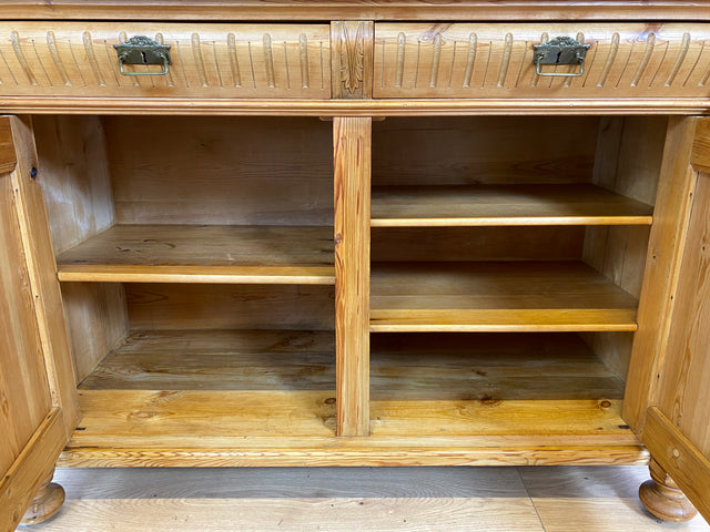 WMK # Elegante und gut erhaltene nordische antike Aufsatzanrichte aus vollem Holz mit handgeschnitzter Ornamentik # Anrichte Aufsatzbuffet Bauernschrank Buffet Büfett Barock Weichholz Vintage Berlin