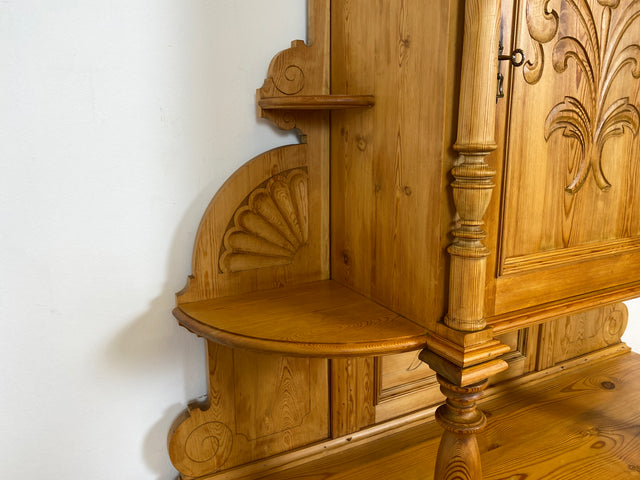 WMK # Elegante und gut erhaltene nordische antike Aufsatzanrichte aus vollem Holz mit handgeschnitzter Ornamentik # Anrichte Aufsatzbuffet Bauernschrank Buffet Büfett Barock Weichholz Vintage Berlin