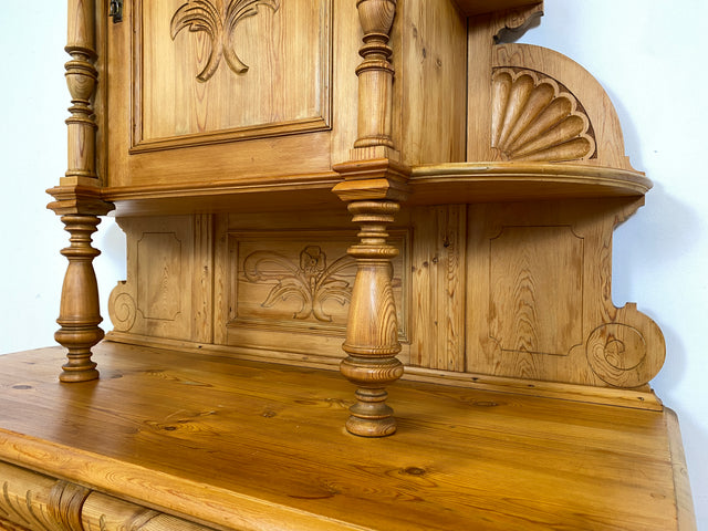 WMK # Elegante und gut erhaltene nordische antike Aufsatzanrichte aus vollem Holz mit handgeschnitzter Ornamentik # Anrichte Aufsatzbuffet Bauernschrank Buffet Büfett Barock Weichholz Vintage Berlin